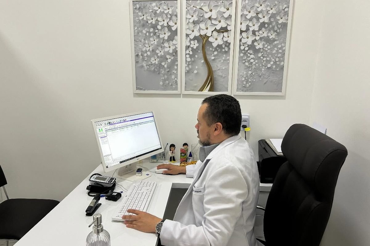 Dr. Adelson Antunes em atendimento por teleconsulta
